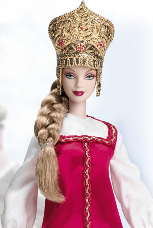 На голове Барби одета роскошная царственная корона, украшенная резными узор...