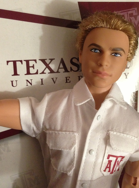 Сегодня Кен присоединяется к Университету в Техасе. 